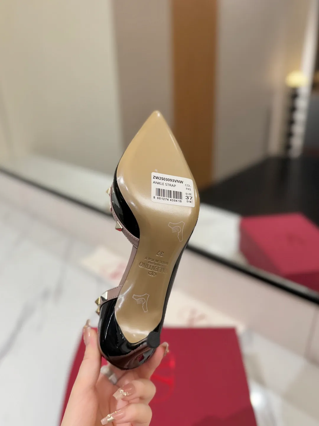 👟👟Ex-factory price 580👟👟 Valentino/Valentino rivet VT classic shoes, top replica! The side curves are perfect, the original molded custom-made rust-free rivets, and the textured hardware bring out a full sense of high-end, giving you a genuine foot feel! The first choice for high-end customers❤️ [Material] Upper: Original imported custom patent leather Lining: Original imported goatskin Outsole: Imported pearlescent leather outsole Heel height: 6.5CM Code number: 35-39 [34, 40, 41, 42 custom-made are not returnable]